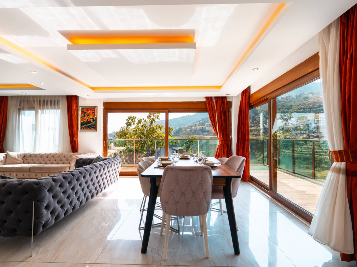 Alanya'da Merkezi Konumda, Deniz Manzaralı, Özel Havuzlu, Geniş Villa
