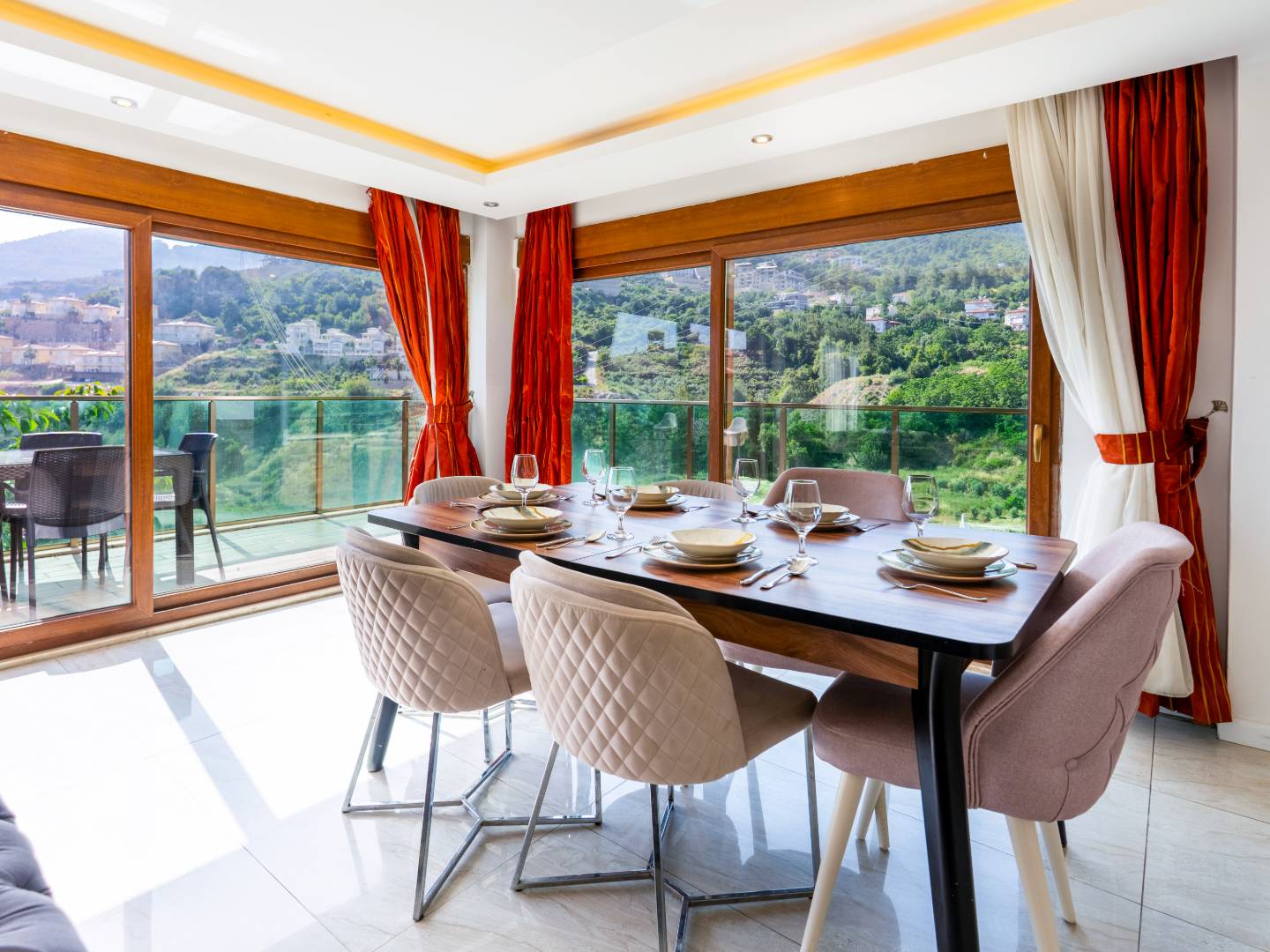 Alanya'da Merkezi Konumda, Deniz Manzaralı, Özel Havuzlu, Geniş Villa