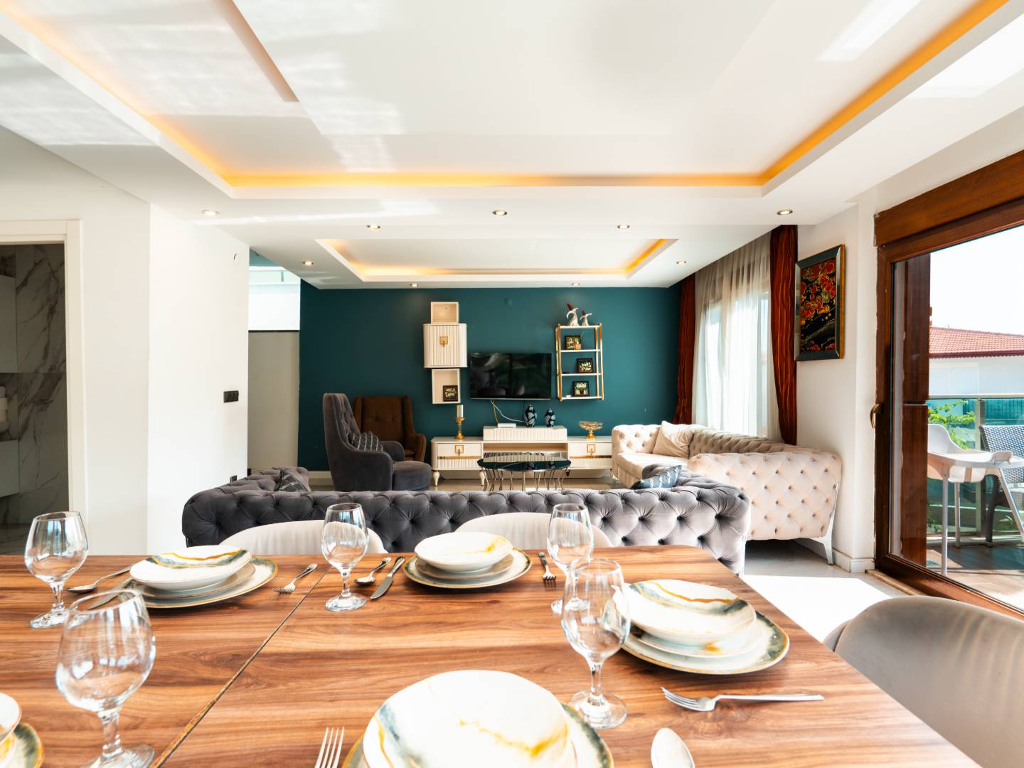 Alanya'da Merkezi Konumda, Deniz Manzaralı, Özel Havuzlu, Geniş Villa