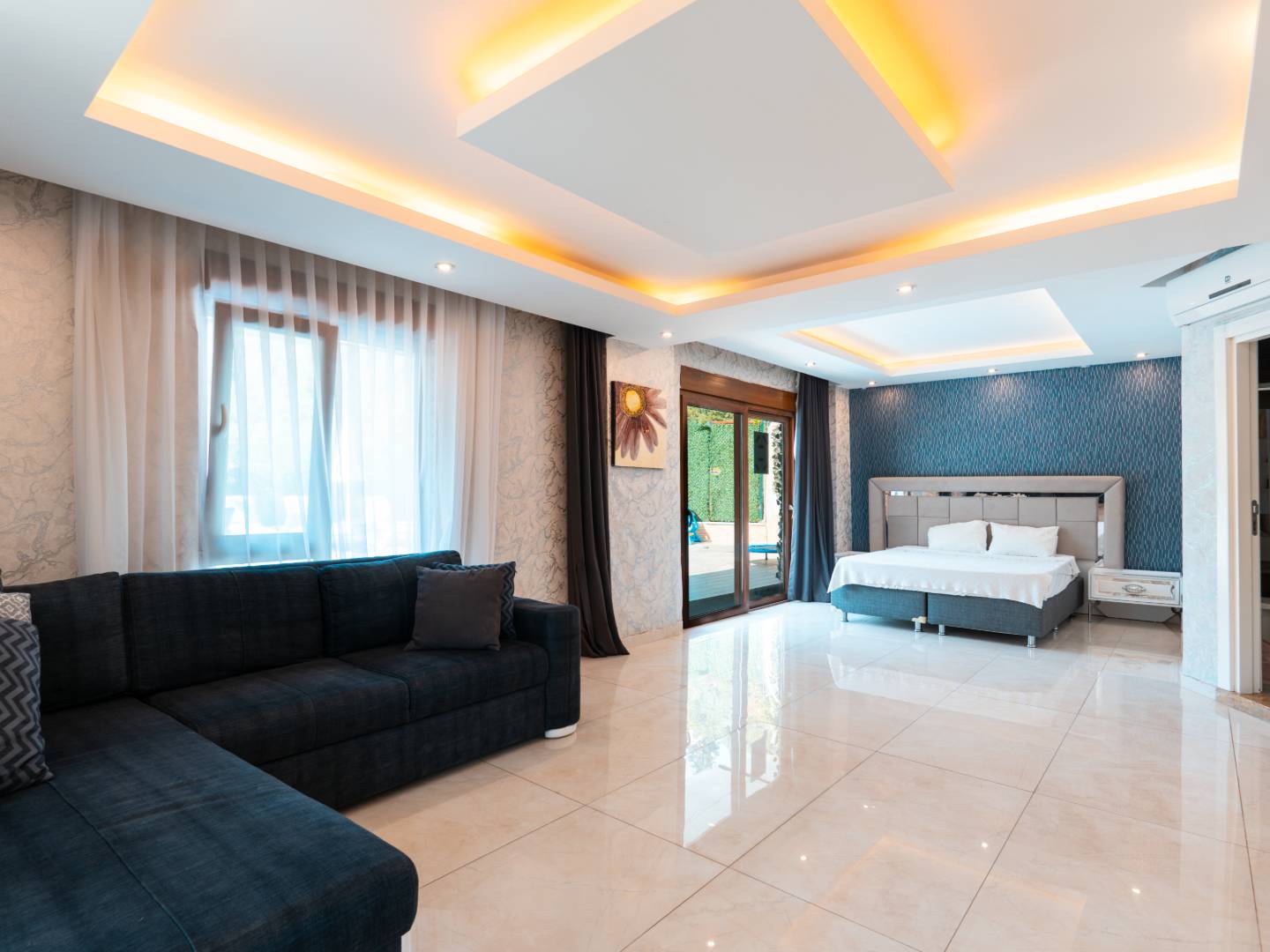 Alanya'da Merkezi Konumda, Deniz Manzaralı, Özel Havuzlu, Geniş Villa