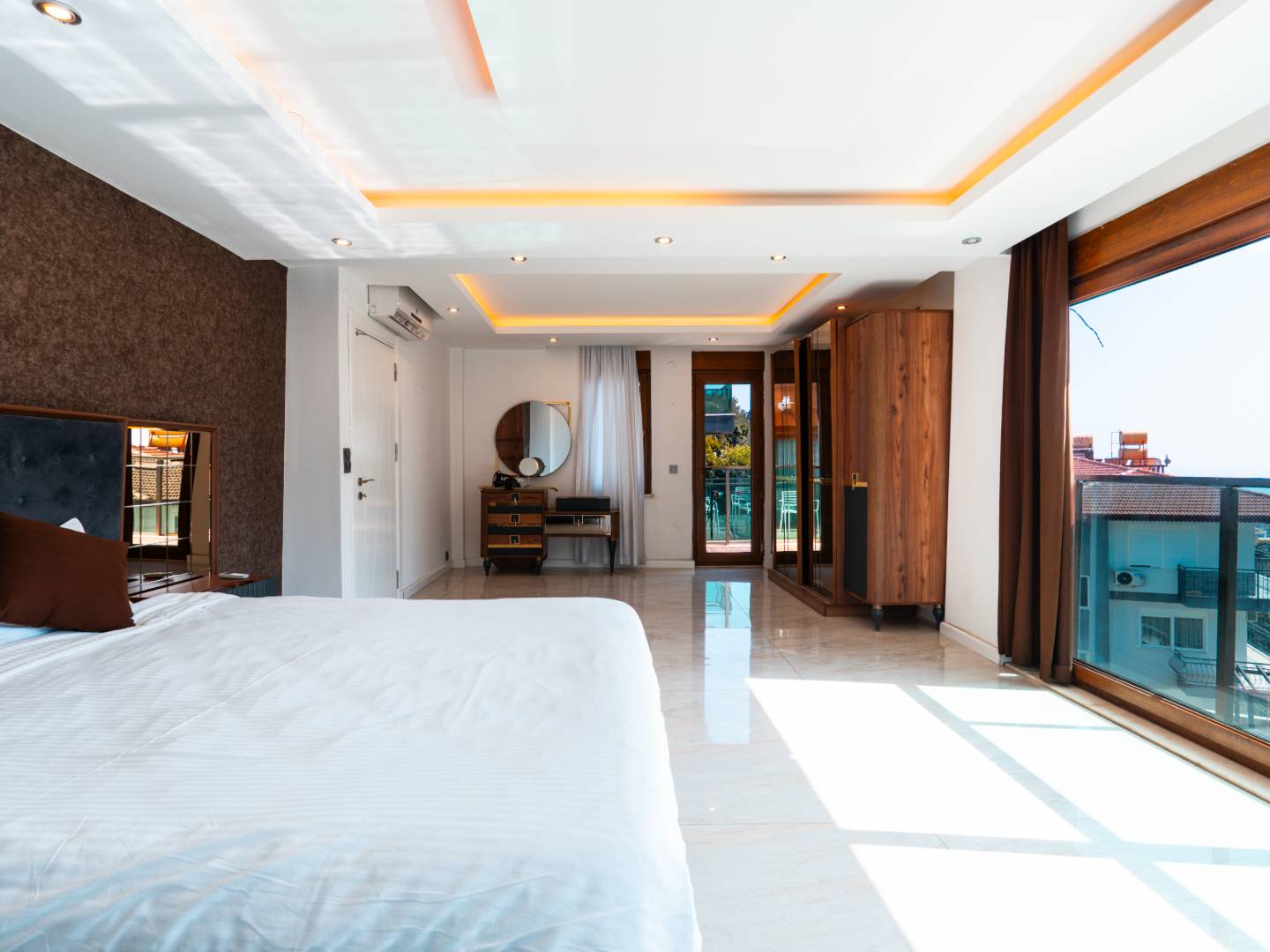 Alanya'da Merkezi Konumda, Deniz Manzaralı, Özel Havuzlu, Geniş Villa