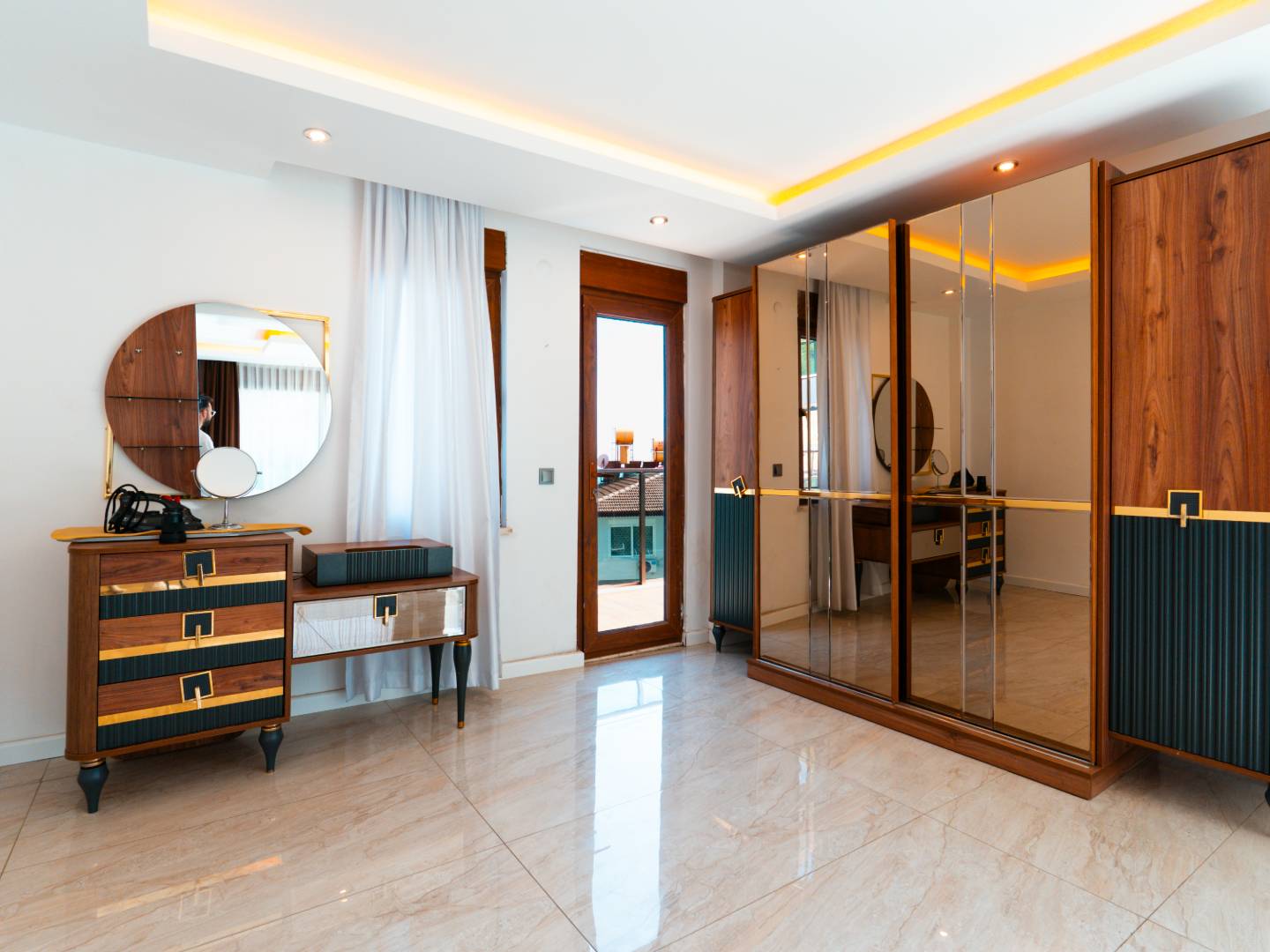 Alanya'da Merkezi Konumda, Deniz Manzaralı, Özel Havuzlu, Geniş Villa