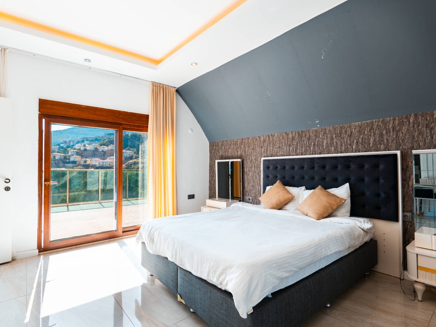 Alanya'da Merkezi Konumda, Deniz Manzaralı, Özel Havuzlu, Geniş Villa
