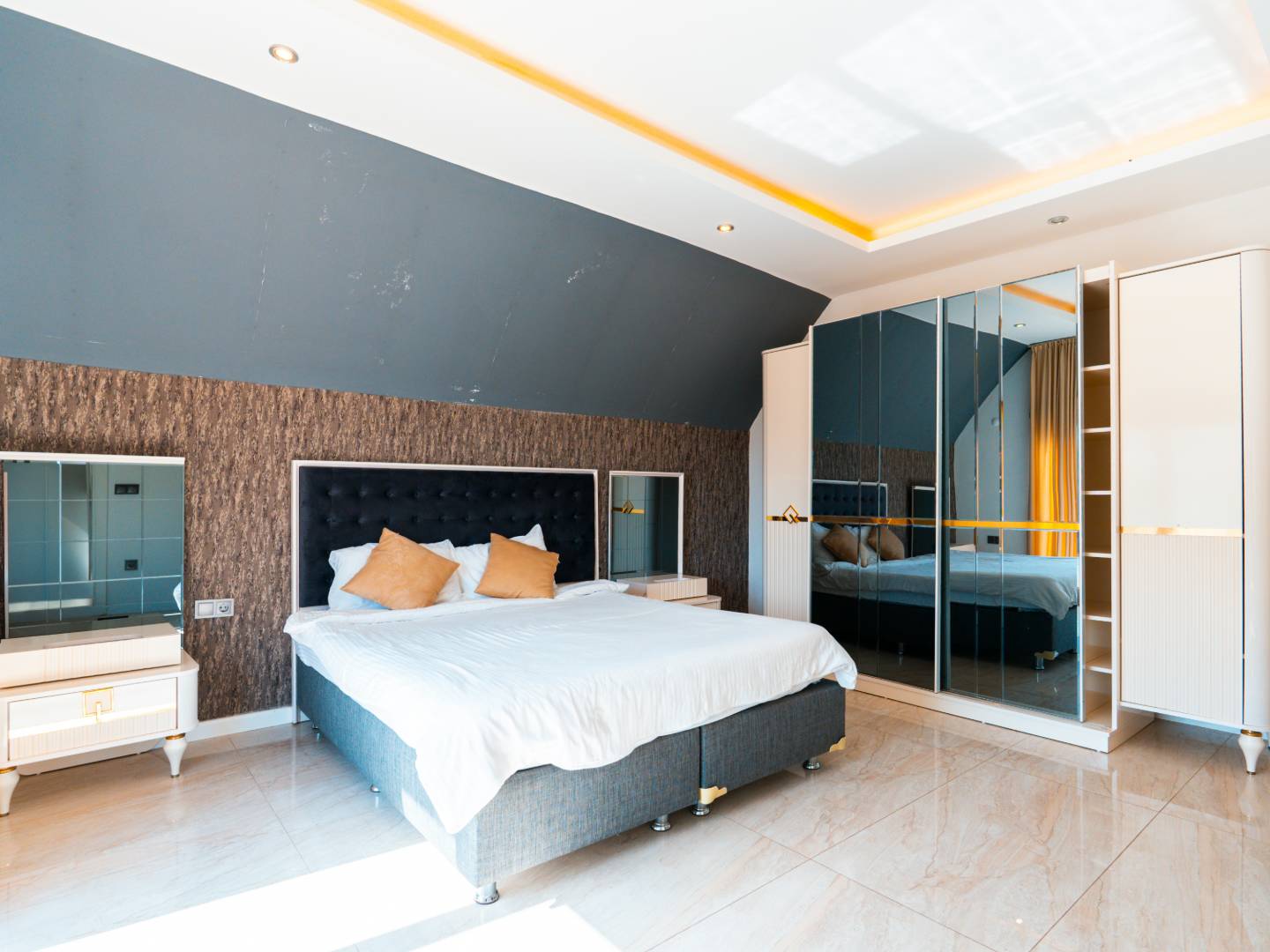 Alanya'da Merkezi Konumda, Deniz Manzaralı, Özel Havuzlu, Geniş Villa