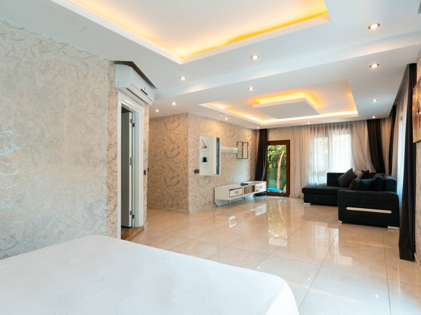 Alanya'da Merkezi Konumda, Deniz Manzaralı, Özel Havuzlu, Geniş Villa