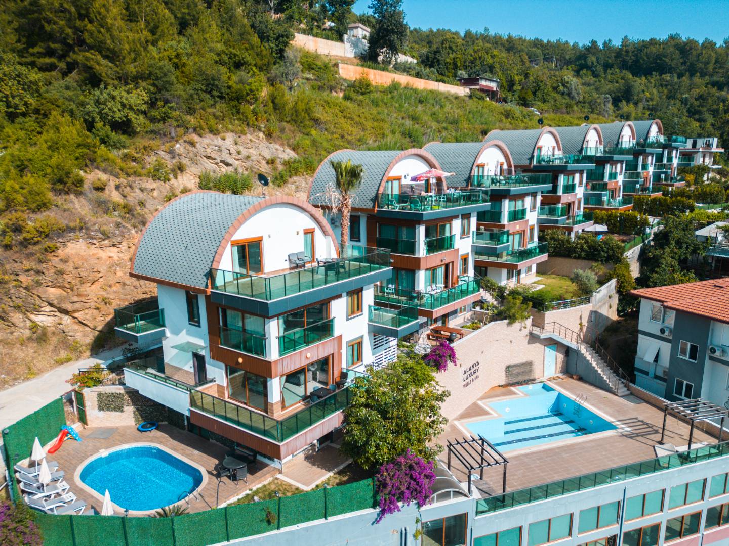 Alanya'da Merkezi Konumda, Deniz Manzaralı, Özel Havuzlu, Geniş Villa