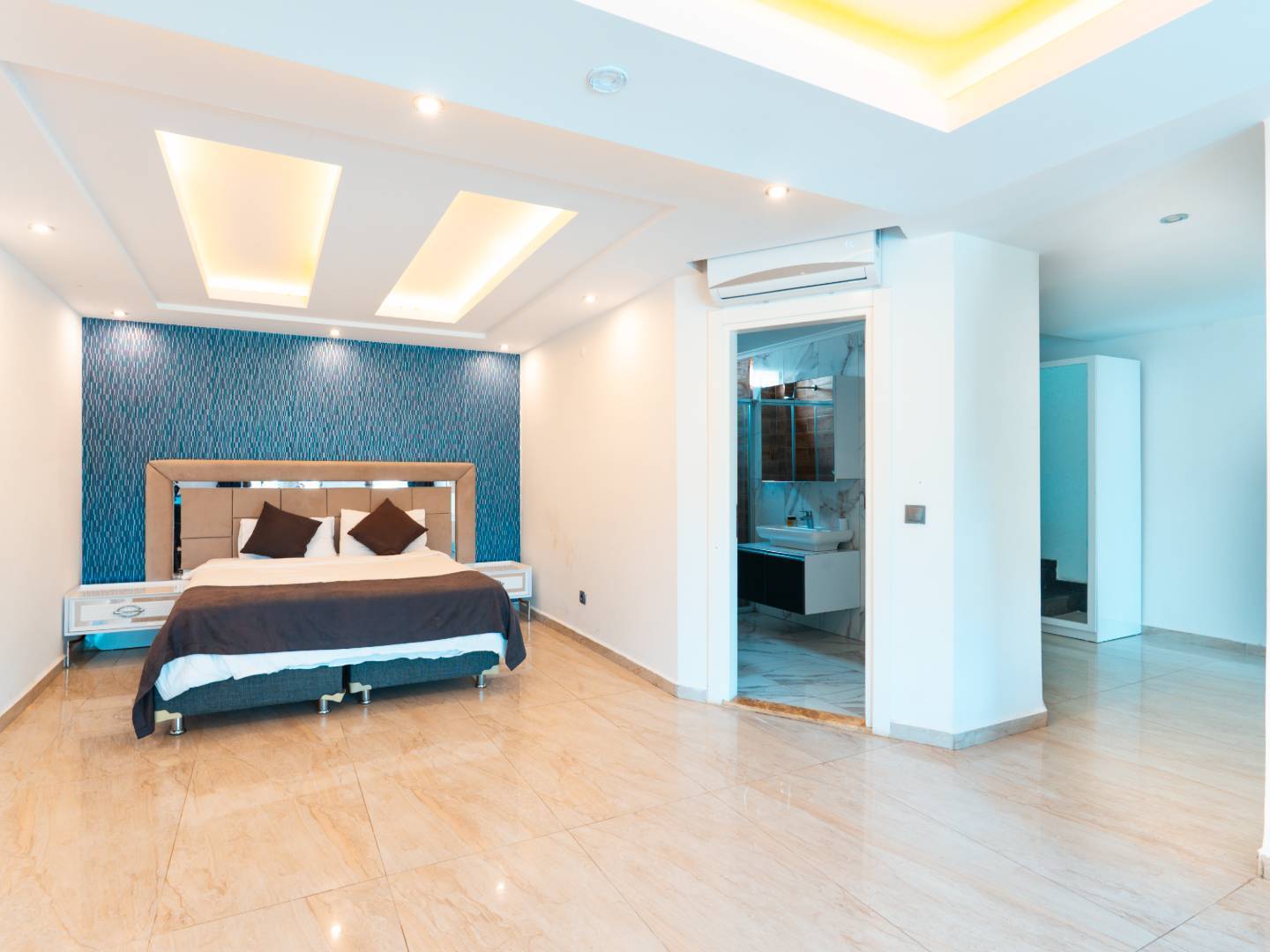 Alanya'da Muhteşem Deniz Manzaralı, Özel Havuzlu, Geniş Villa