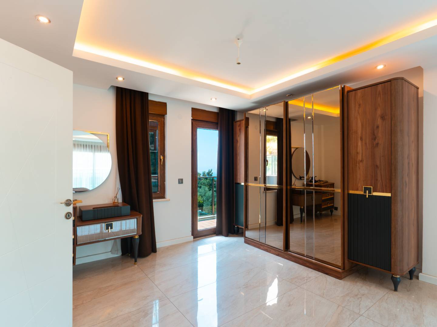 Alanya'da Muhteşem Deniz Manzaralı, Özel Havuzlu, Geniş Villa