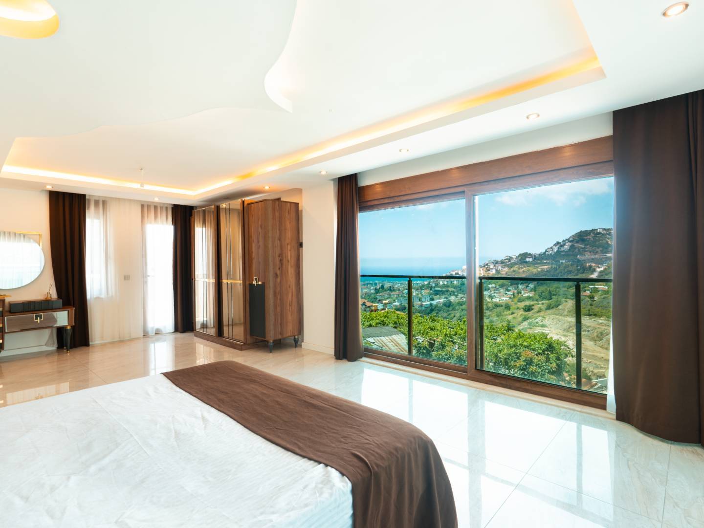 Alanya'da Muhteşem Deniz Manzaralı, Özel Havuzlu, Geniş Villa