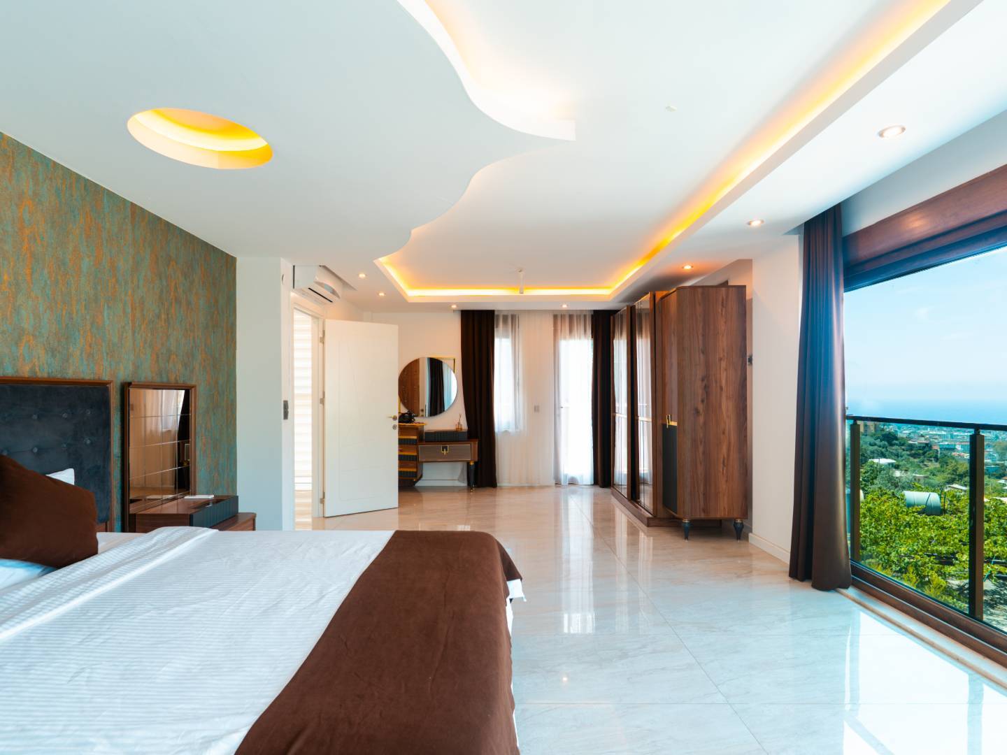 Alanya'da Muhteşem Deniz Manzaralı, Özel Havuzlu, Geniş Villa