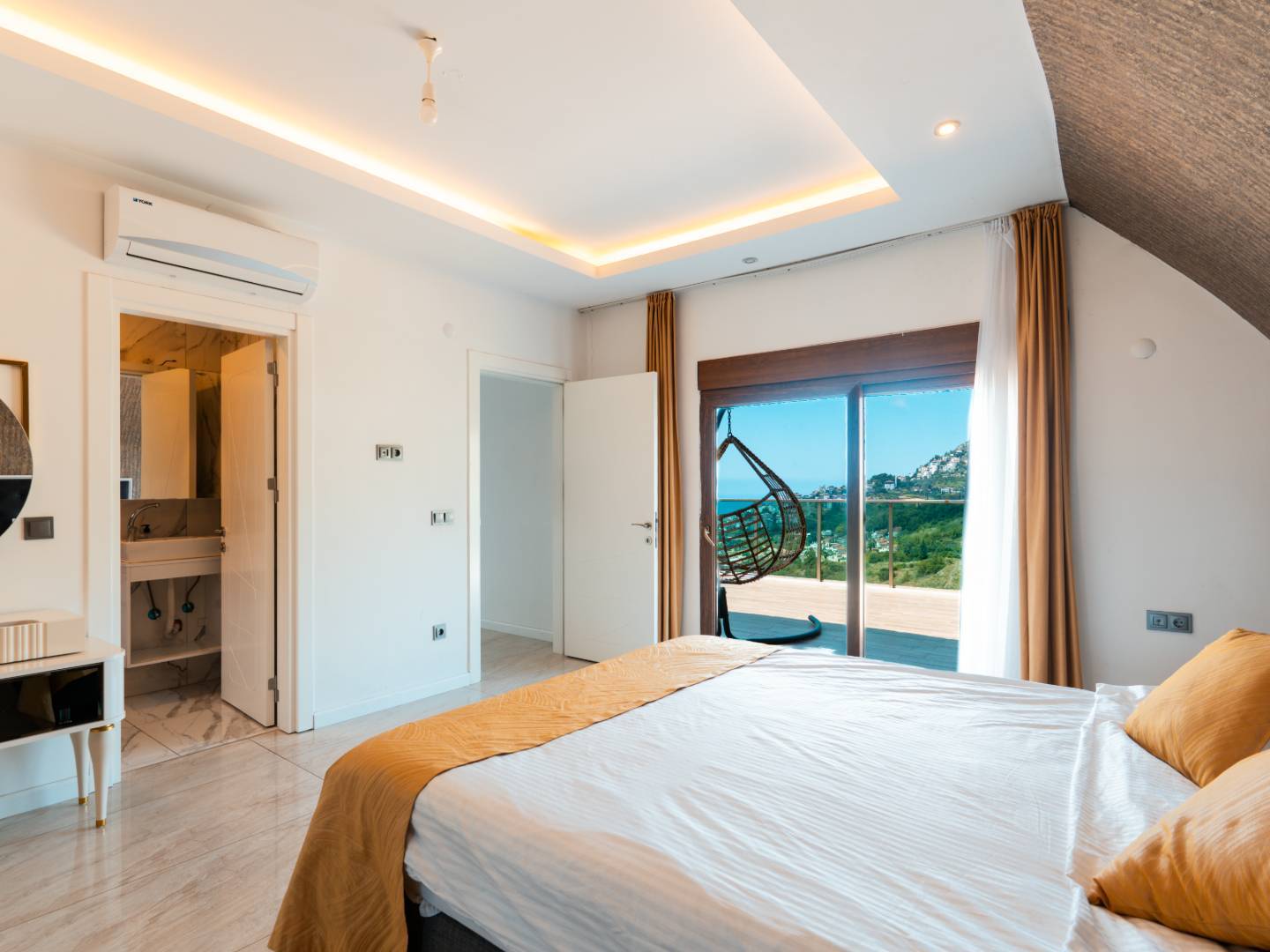 Alanya'da Muhteşem Deniz Manzaralı, Özel Havuzlu, Geniş Villa