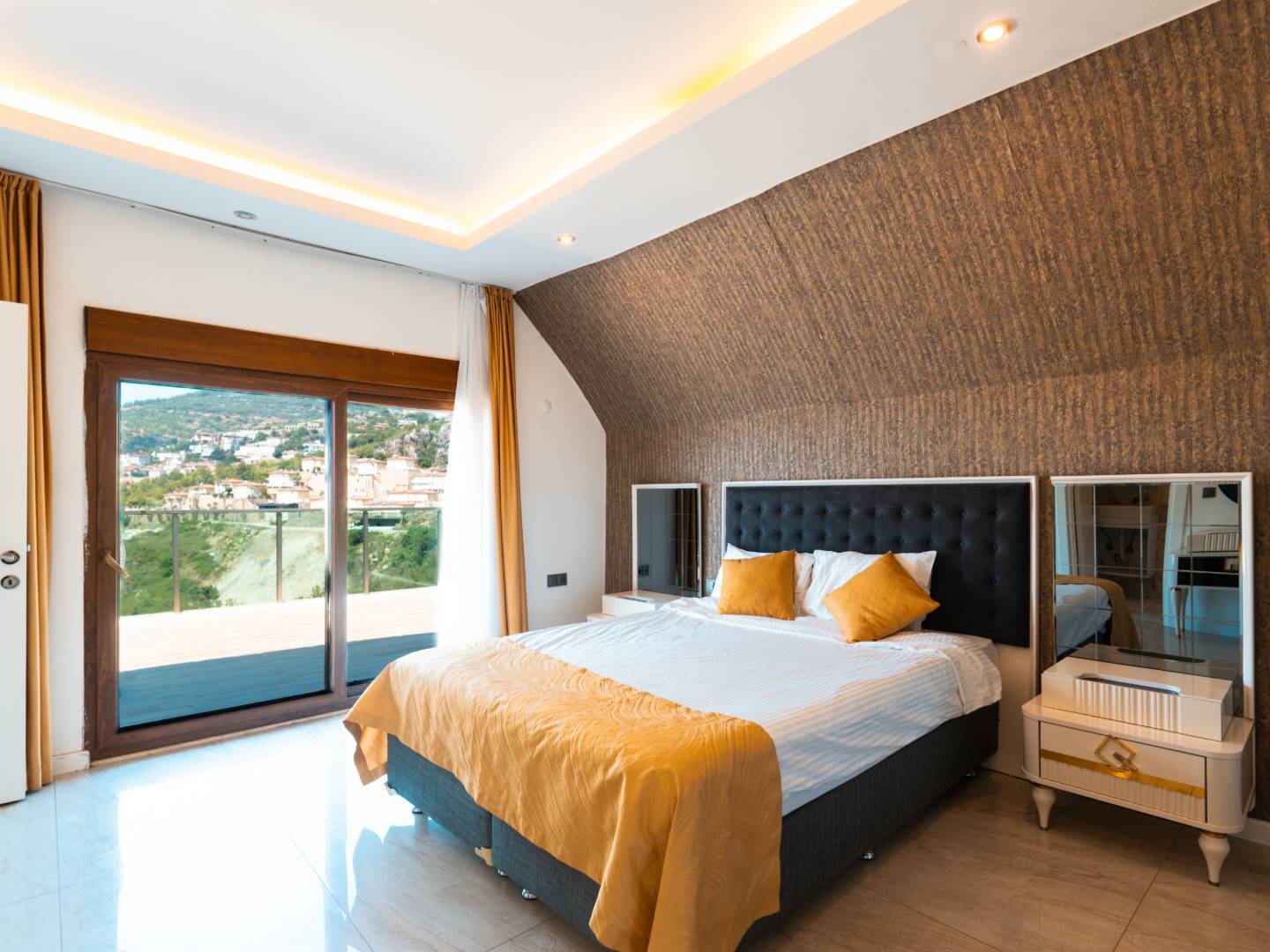 Alanya'da Muhteşem Deniz Manzaralı, Özel Havuzlu, Geniş Villa