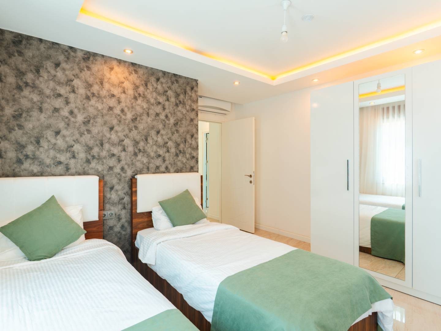 Alanya'da Muhteşem Deniz Manzaralı, Özel Havuzlu, Geniş Villa