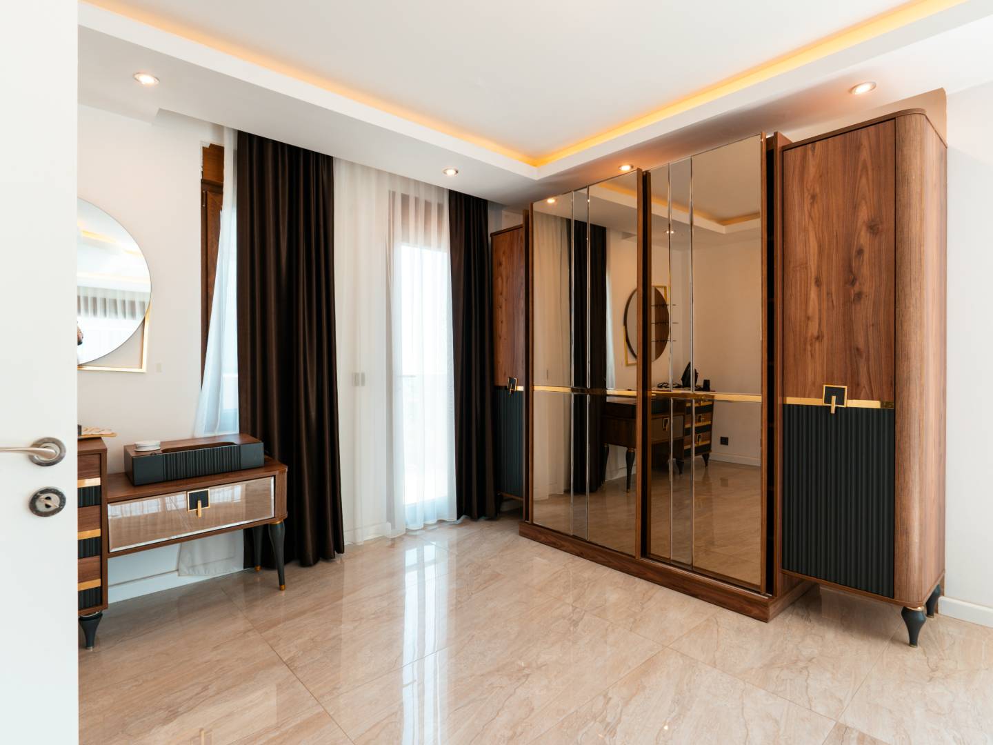 Alanya'da Muhteşem Deniz Manzaralı, Özel Havuzlu, Geniş Villa