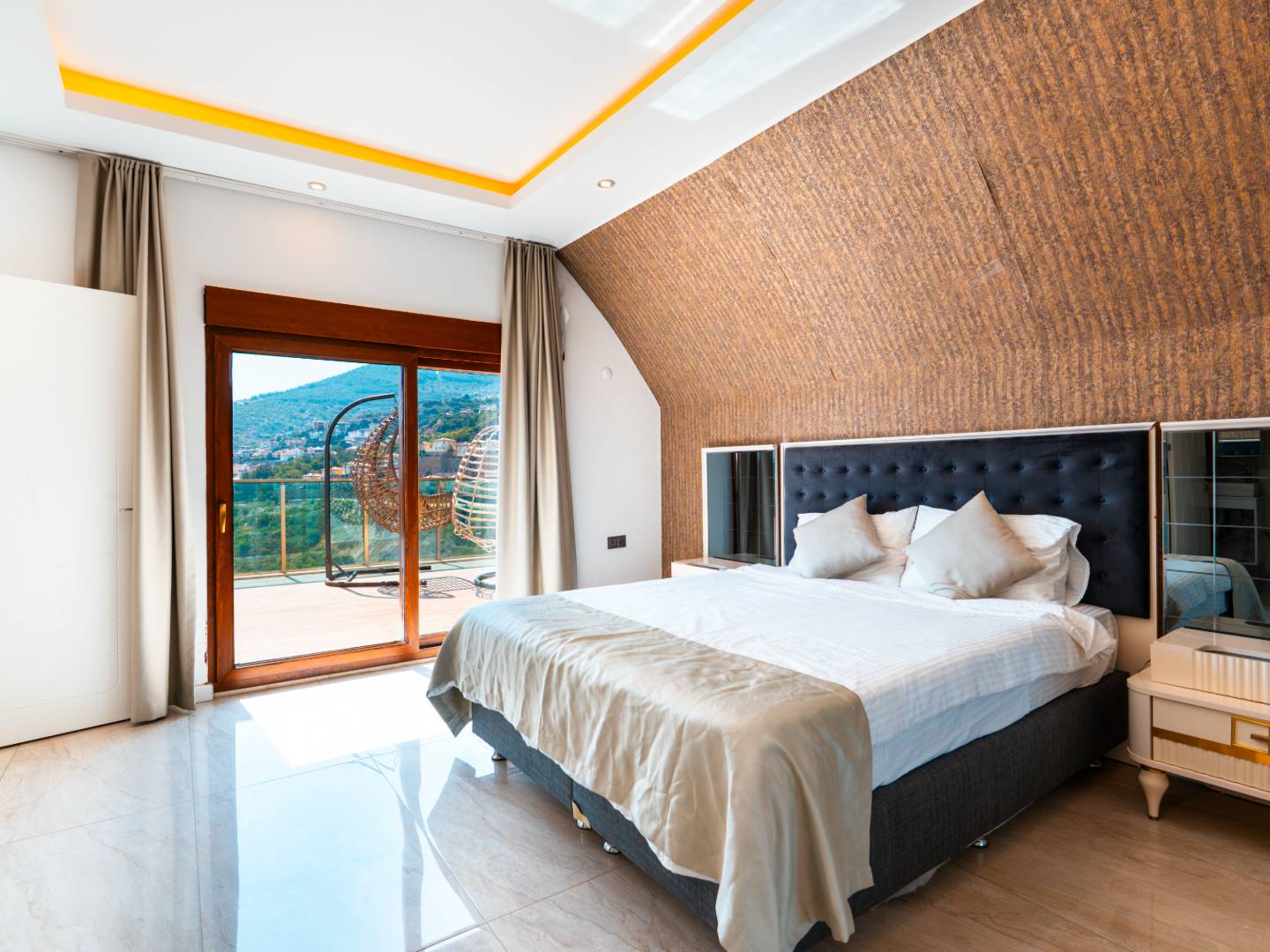 Alanya'da Muhteşem Deniz Manzaralı, Özel Havuzlu, Geniş Villa
