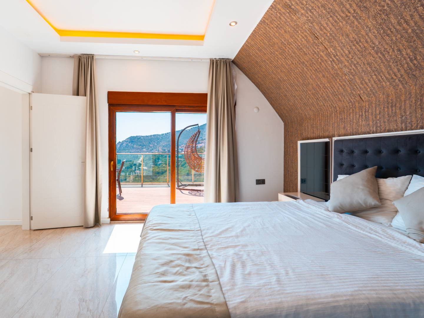 Alanya'da Muhteşem Deniz Manzaralı, Özel Havuzlu, Geniş Villa