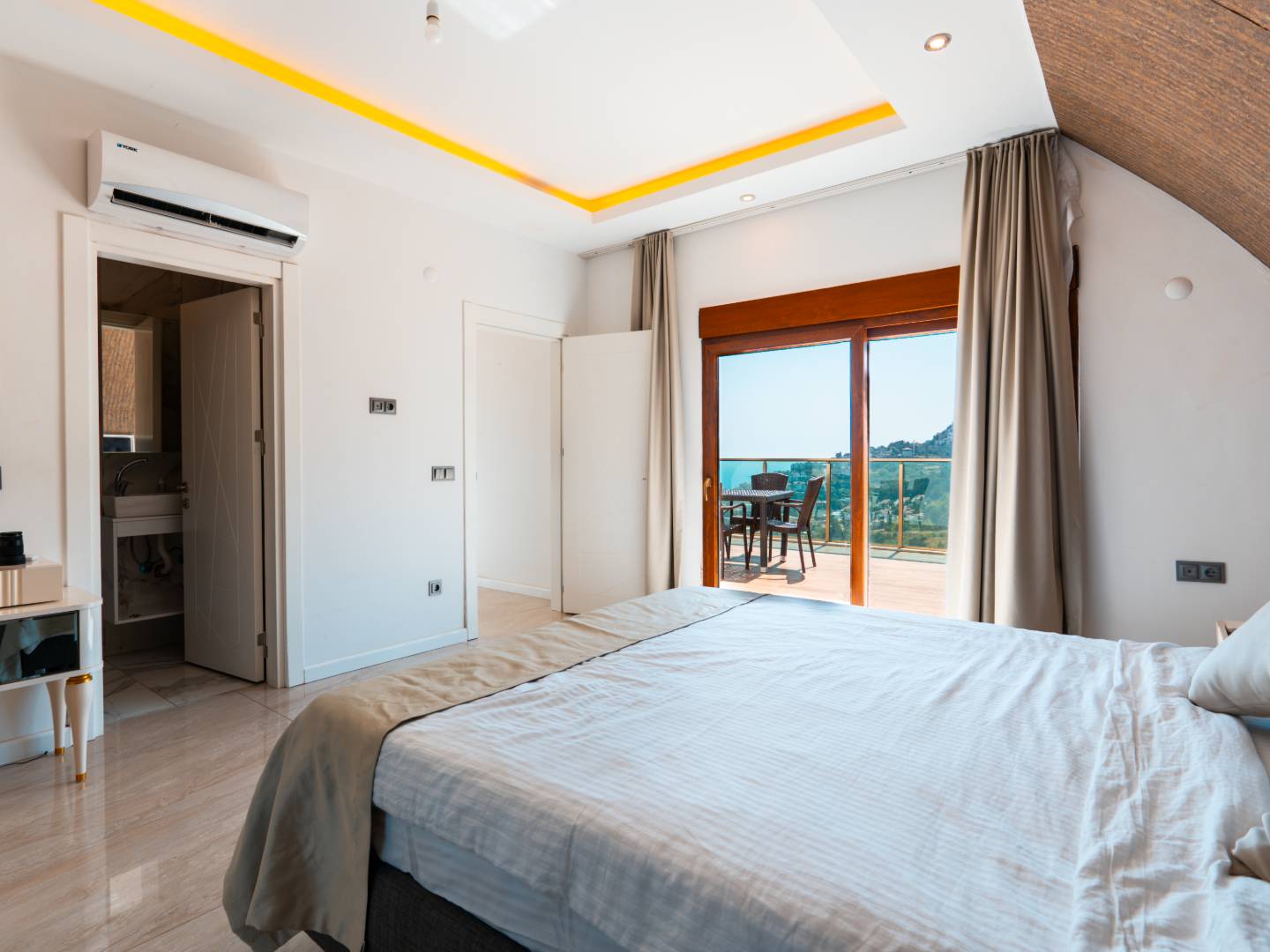 Alanya'da Muhteşem Deniz Manzaralı, Özel Havuzlu, Geniş Villa