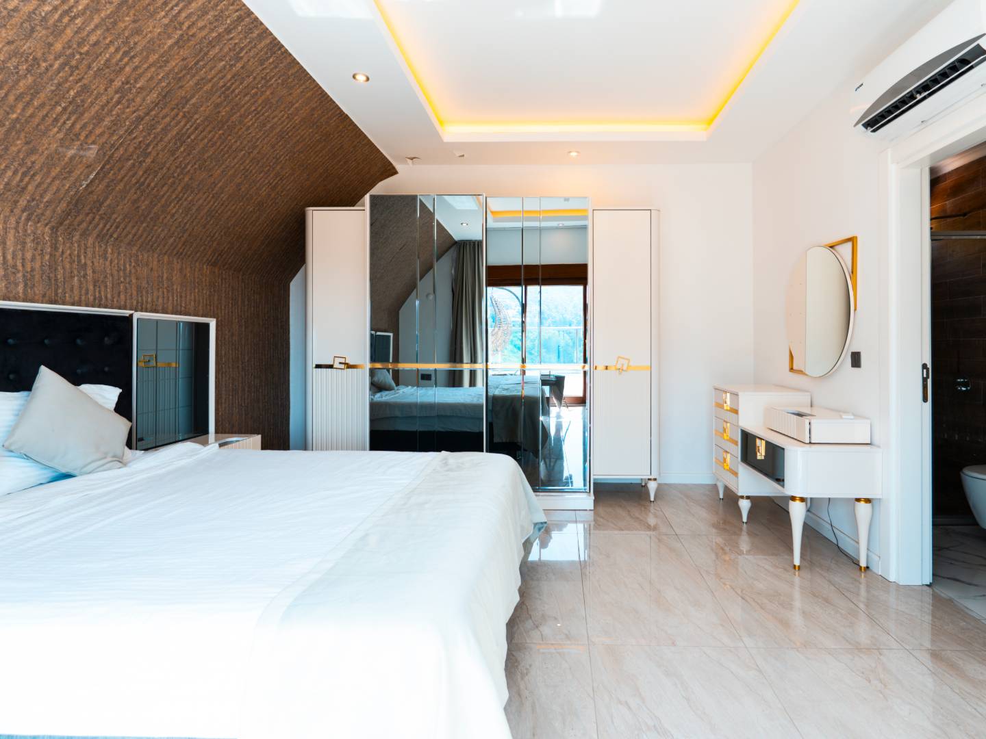 Alanya'da Muhteşem Deniz Manzaralı, Özel Havuzlu, Geniş Villa