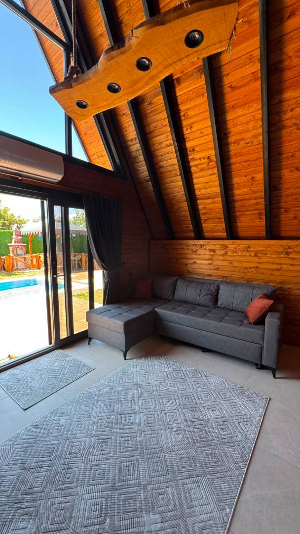Antalya Konyaaltı'nda Sakin Konumda, Özel Isıtmalı Havuzlu, Modern Bungalov