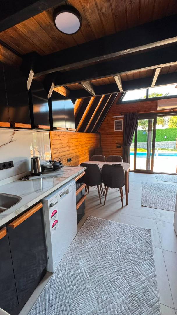Antalya Konyaaltı'nda Sakin Konumda, Özel Isıtmalı Havuzlu, Modern Bungalov