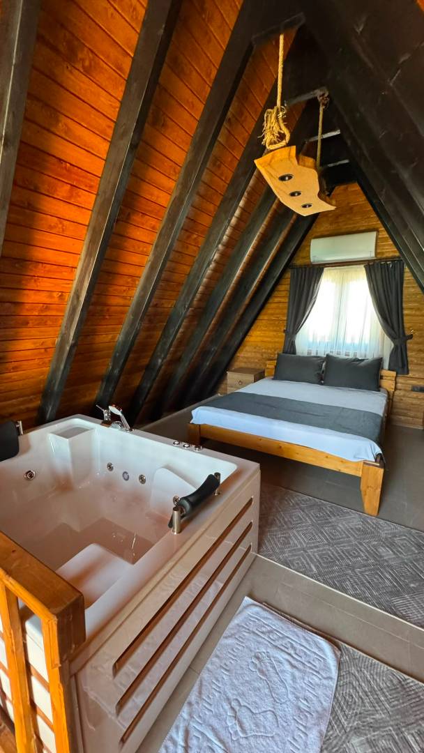 Antalya Konyaaltı'nda Sakin Konumda, Özel Isıtmalı Havuzlu, Modern Bungalov