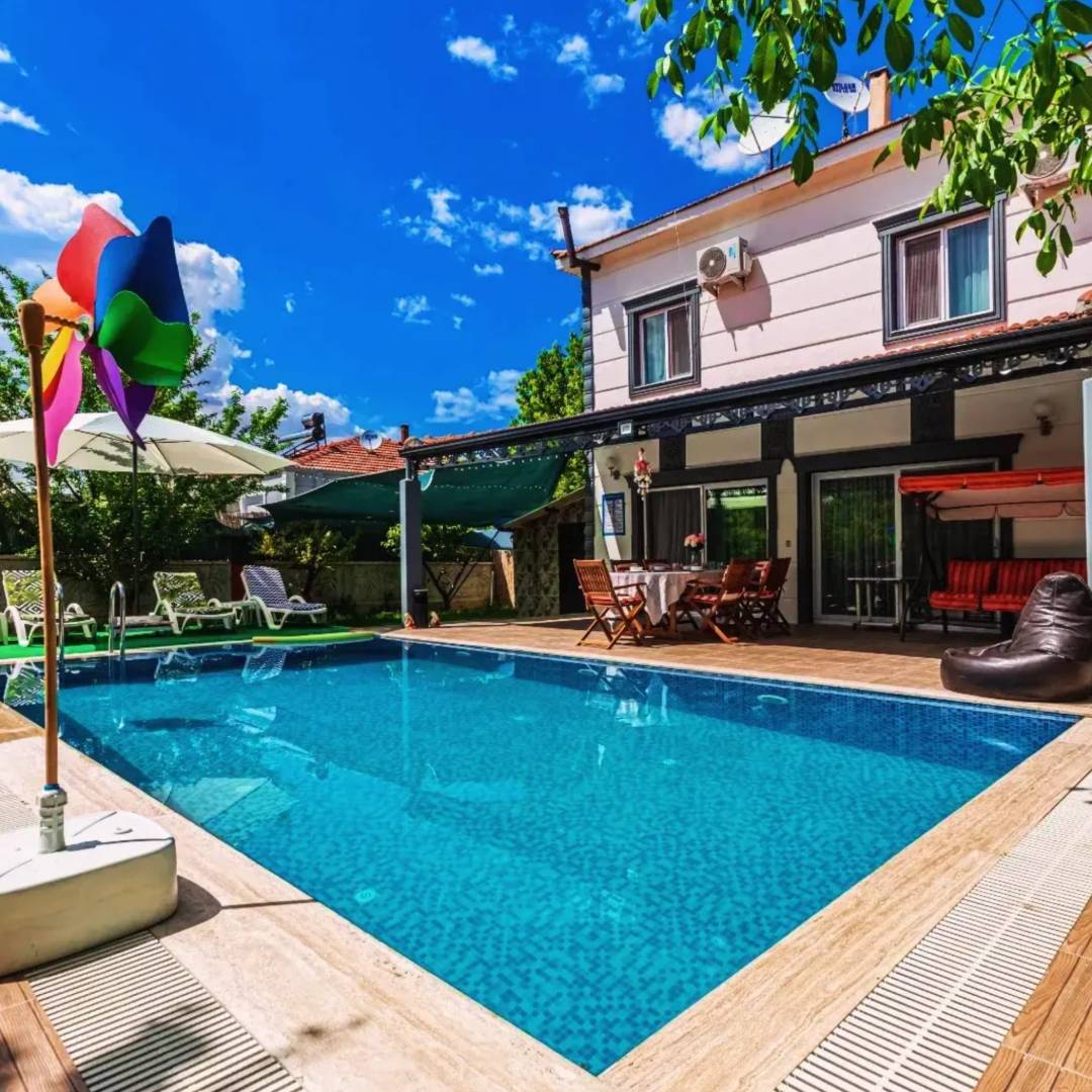 Antalya Korkuteli'nde Geniş Bahçeli, Özel Havuzlu, Konforlu Villa