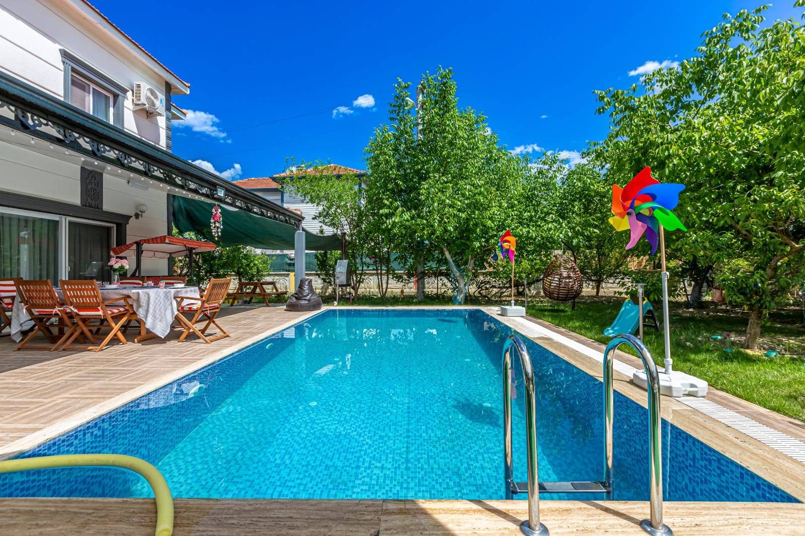 Antalya Korkuteli'nde Geniş Bahçeli, Özel Havuzlu, Konforlu Villa