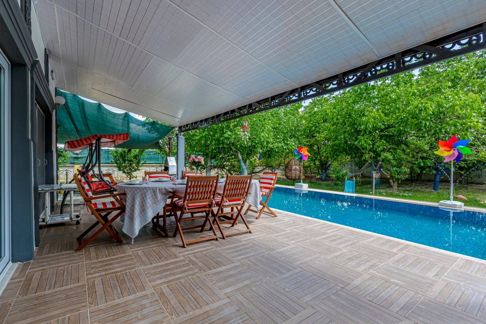 Antalya Korkuteli'nde Geniş Bahçeli, Özel Havuzlu, Konforlu Villa