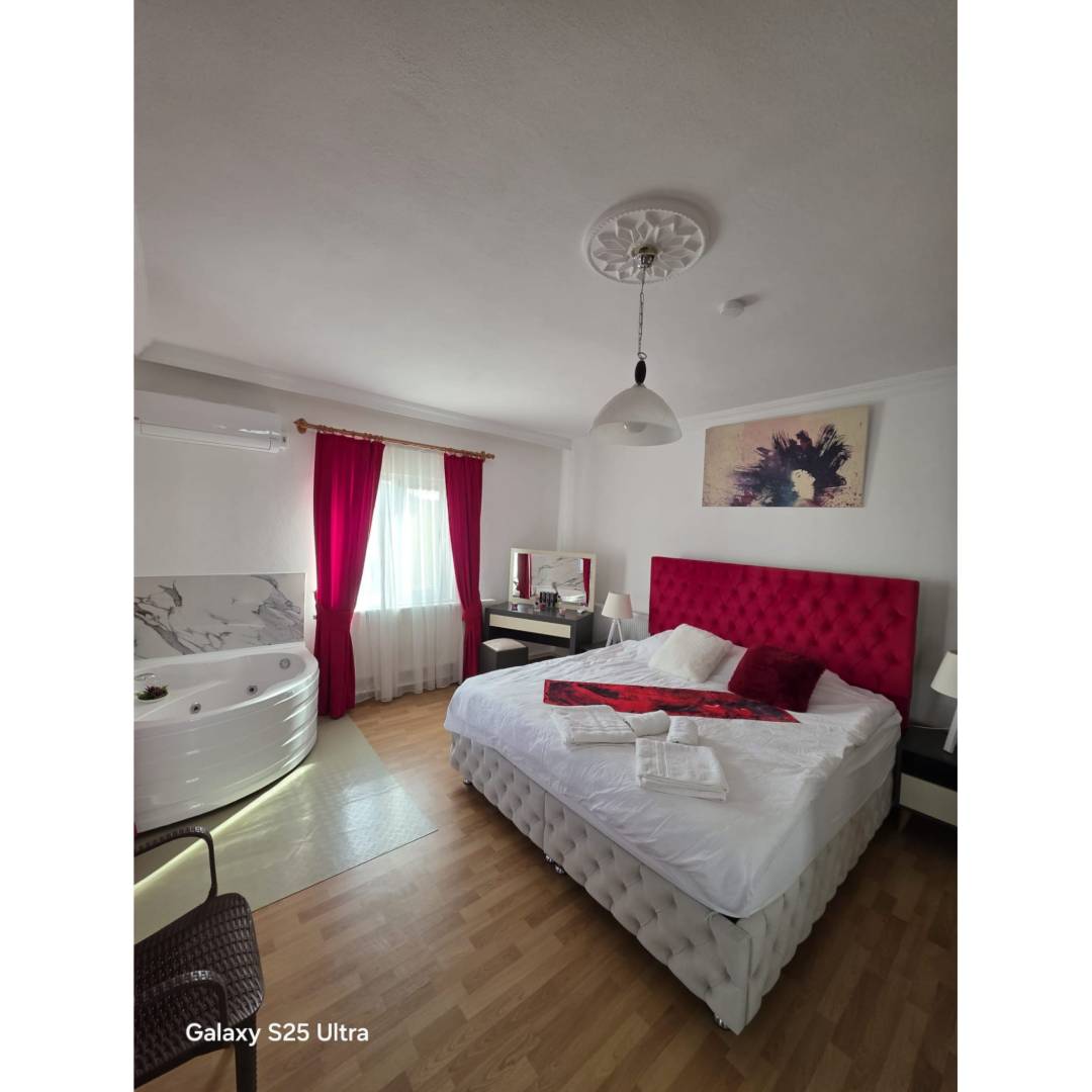 Antalya Korkuteli'nde Geniş Bahçeli, Özel Havuzlu, Konforlu Villa