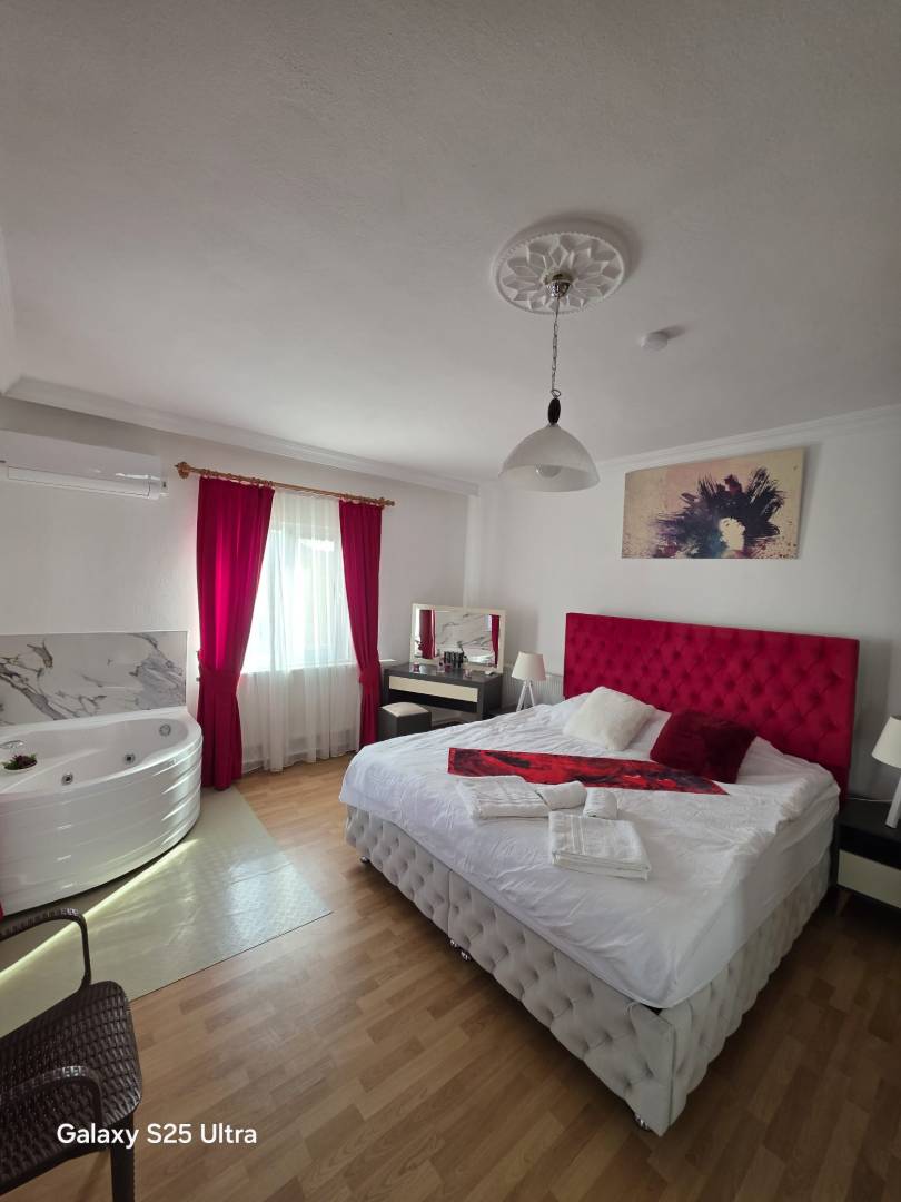 Antalya Korkuteli'nde Geniş Bahçeli, Özel Havuzlu, Konforlu Villa
