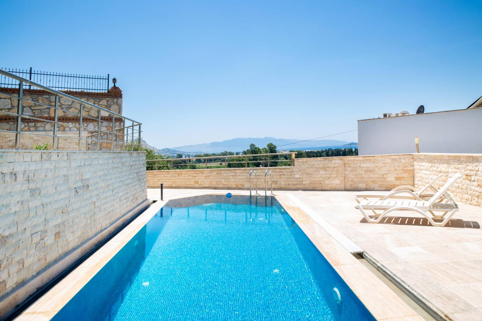 Bodrum Peksimet'te Göz Alıcı Deniz Manzaralı, Özel Havuzlu, 2+1 Villa