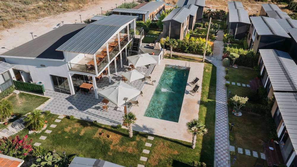 Çeşme Altınkum'da Modern Tasarımlı, Ortak Havuzlu, 2+1 Tiny House 