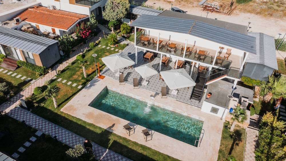 Çeşme Altınkum'da Modern Tasarımlı, Ortak Havuzlu, 2+1 Tiny House 