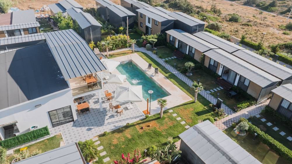 Çeşme Altınkum'da Modern Tasarımlı, Ortak Havuzlu, 2+1 Tiny House 