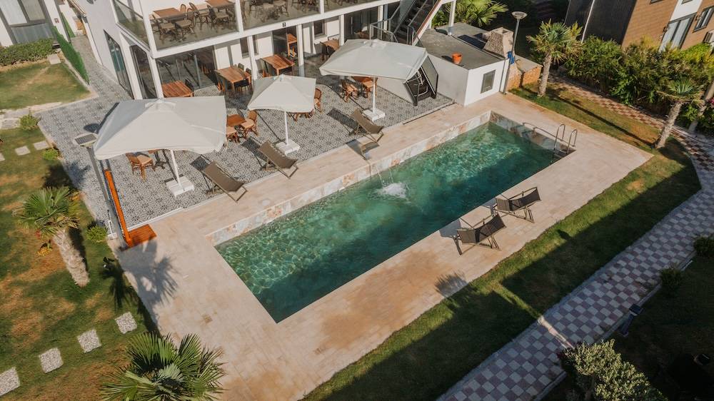 Çeşme Altınkum'da Modern Tasarımlı, Ortak Havuzlu, 2+1 Tiny House 