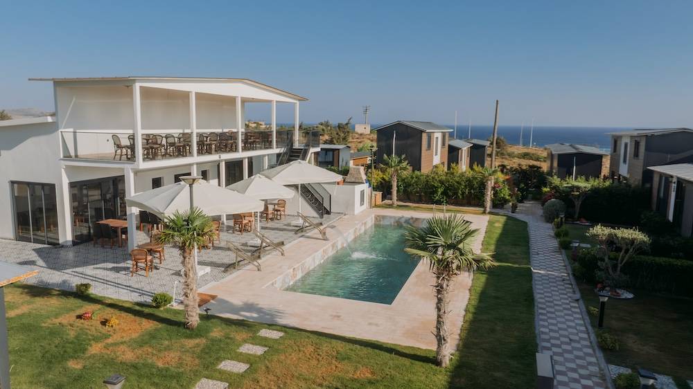 Çeşme Altınkum'da Modern Tasarımlı, Ortak Havuzlu, 2+1 Tiny House 
