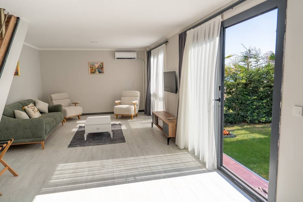 Çeşme Altınkum'da Modern Tasarımlı, Ortak Havuzlu, 2+1 Tiny House 