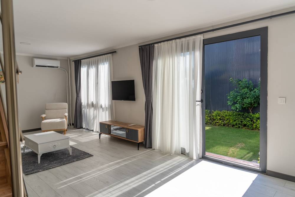 Çeşme Altınkum'da Modern Tasarımlı, Ortak Havuzlu, 2+1 Tiny House 