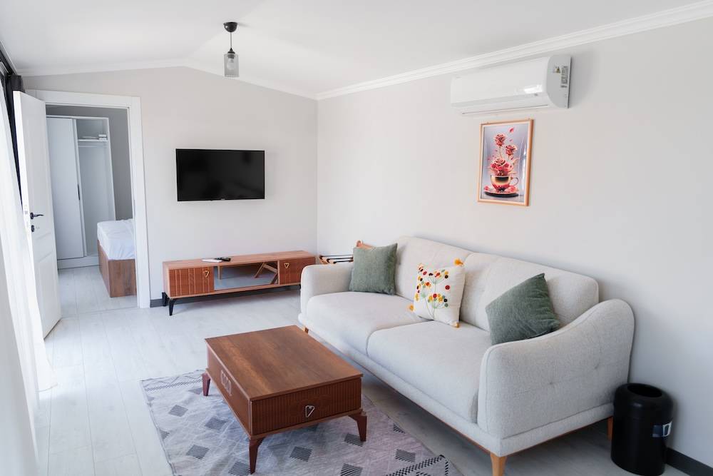 Çeşme Altınkum'da Modern Tasarımlı, Ortak Havuzlu, 2+1 Tiny House 