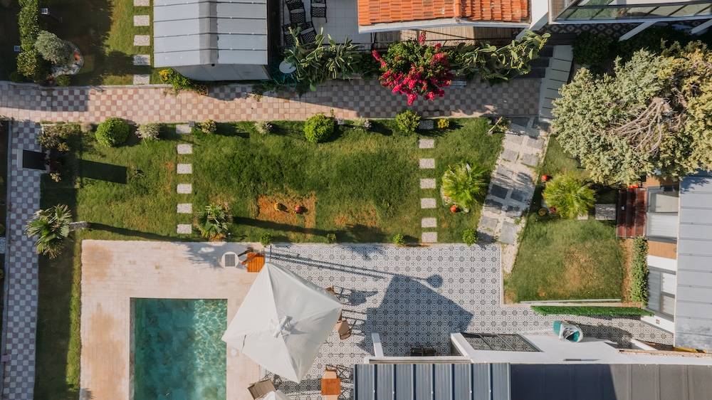 Çeşme Altınkum'da Modern Tasarımlı, Ortak Havuzlu, 2+1 Tiny House 