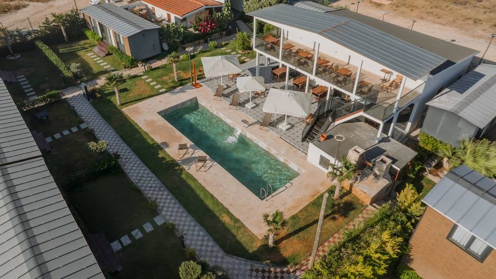 Çeşme Altınkum'da Modern Tasarımlı, Ortak Havuzlu, 2+1 Tiny House 