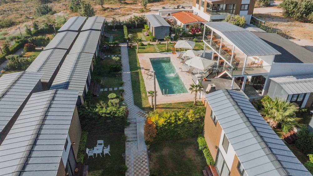 Çeşme Altınkum'da Modern Tasarımlı, Ortak Havuzlu, 2+1 Tiny House 