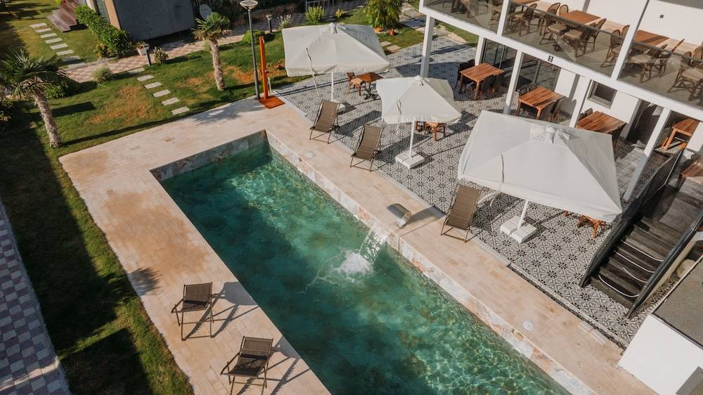 Çeşme Altınkum'da Modern Tasarımlı, Ortak Havuzlu, 2+1 Tiny House 