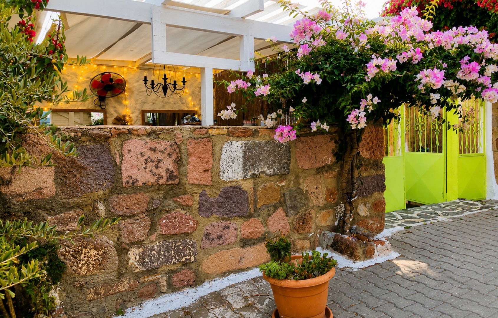 Çeşme Ildır’da Taş Mimariye Sahip, Bahçeli Tatil Evi