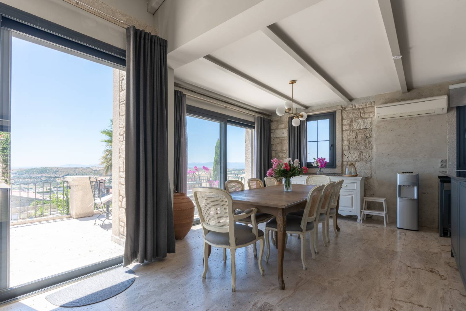 Çeşme Ovacık'ta Deniz Manzaralı, Özel Havuzlu, Lüks Taş Villa