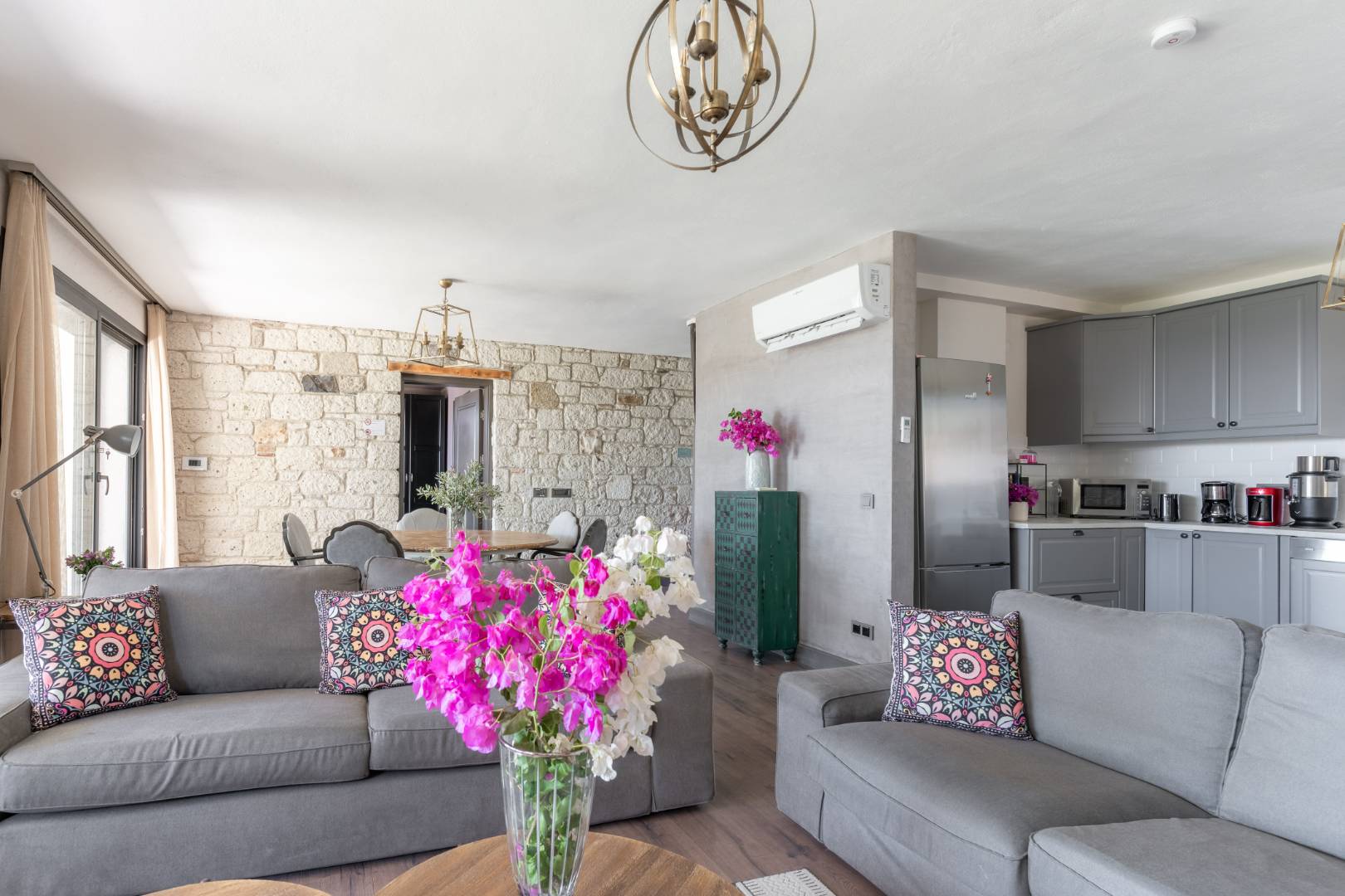 Çeşme Ovacık'ta Deniz Manzaralı, Özel Havuzlu, Lüks Taş Villa