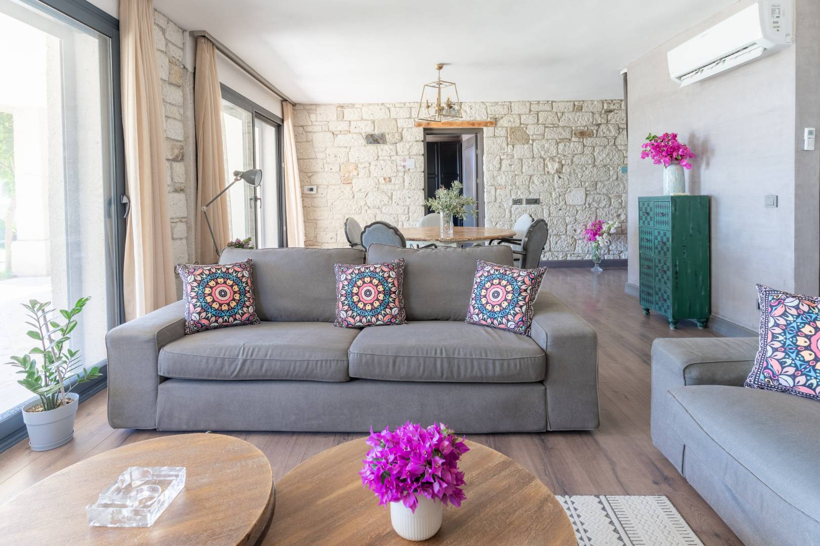 Çeşme Ovacık'ta Deniz Manzaralı, Özel Havuzlu, Lüks Taş Villa