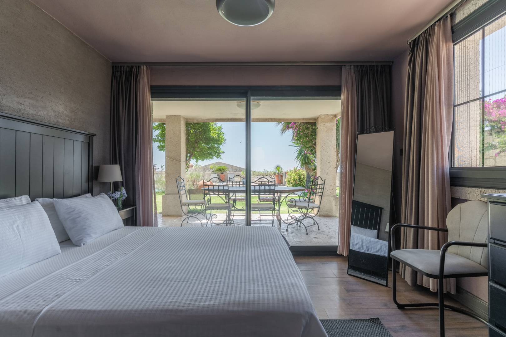 Çeşme Ovacık'ta Deniz Manzaralı, Özel Havuzlu, Lüks Taş Villa