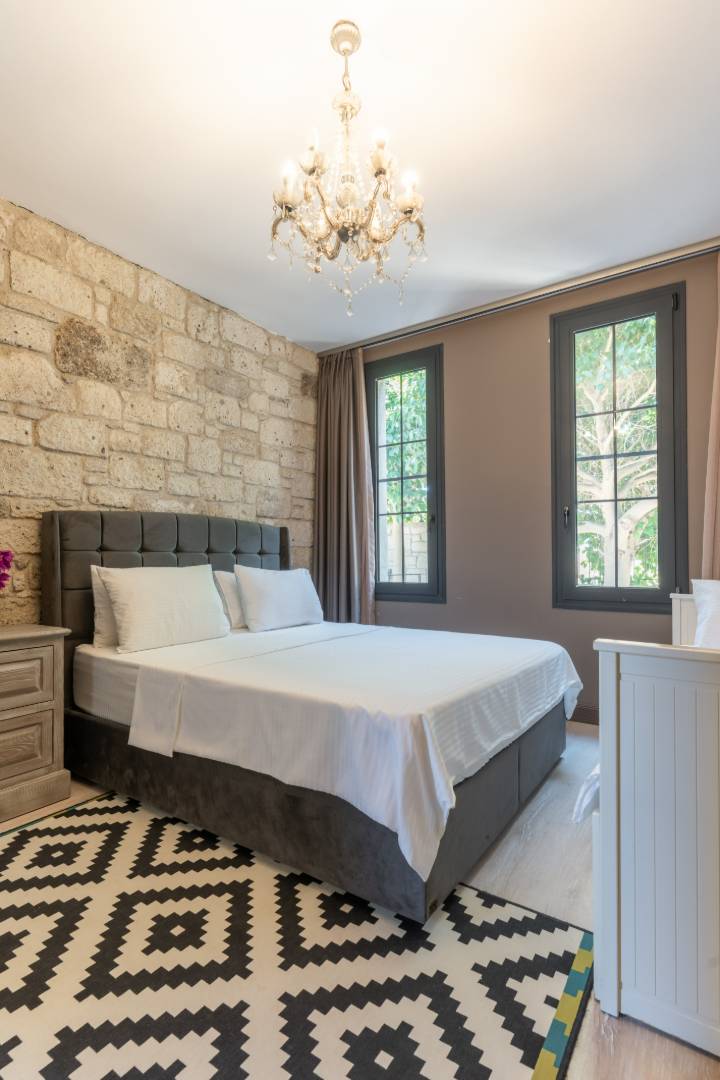 Çeşme Ovacık'ta Deniz Manzaralı, Özel Havuzlu, Lüks Taş Villa