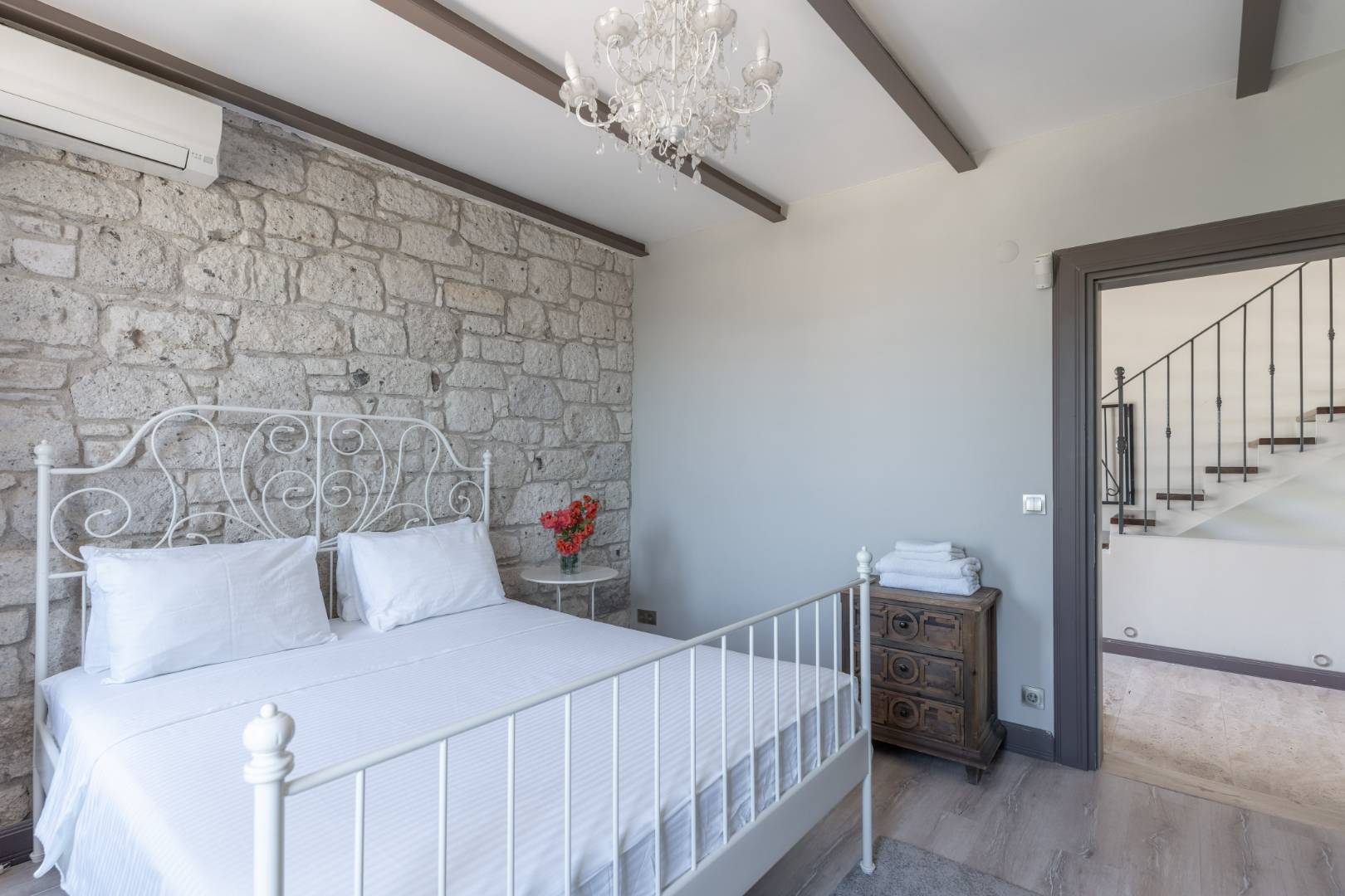 Çeşme Ovacık'ta Deniz Manzaralı, Özel Havuzlu, Lüks Taş Villa
